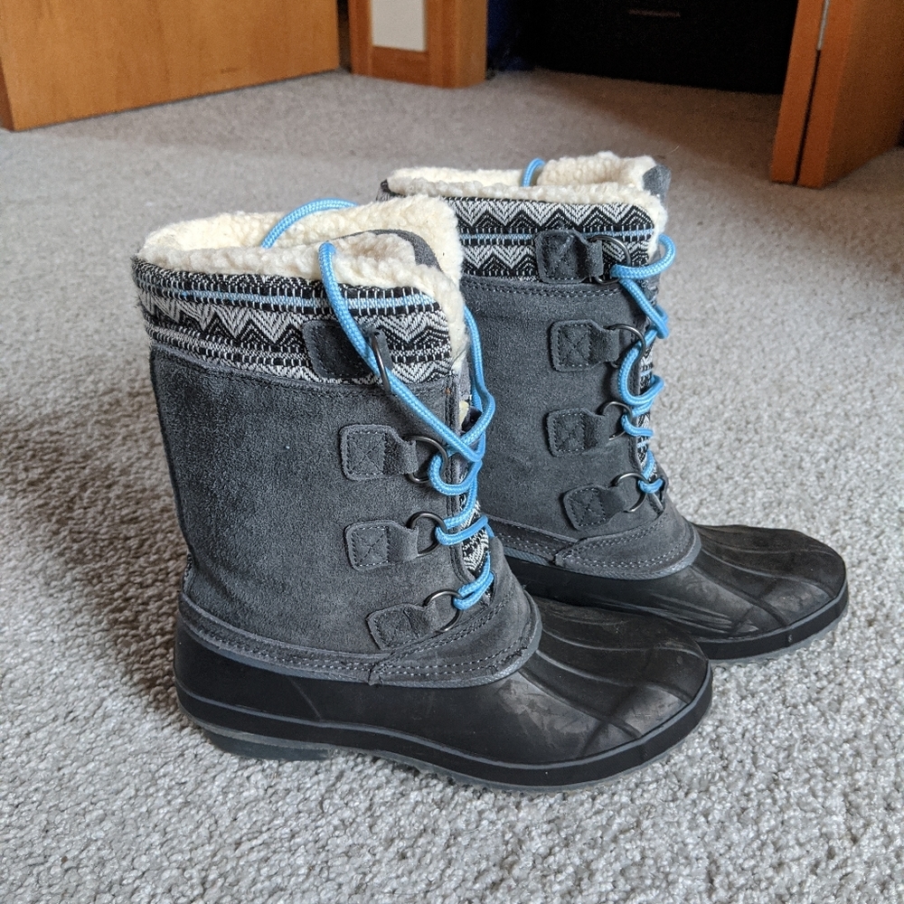 Snow boots brand Khombu